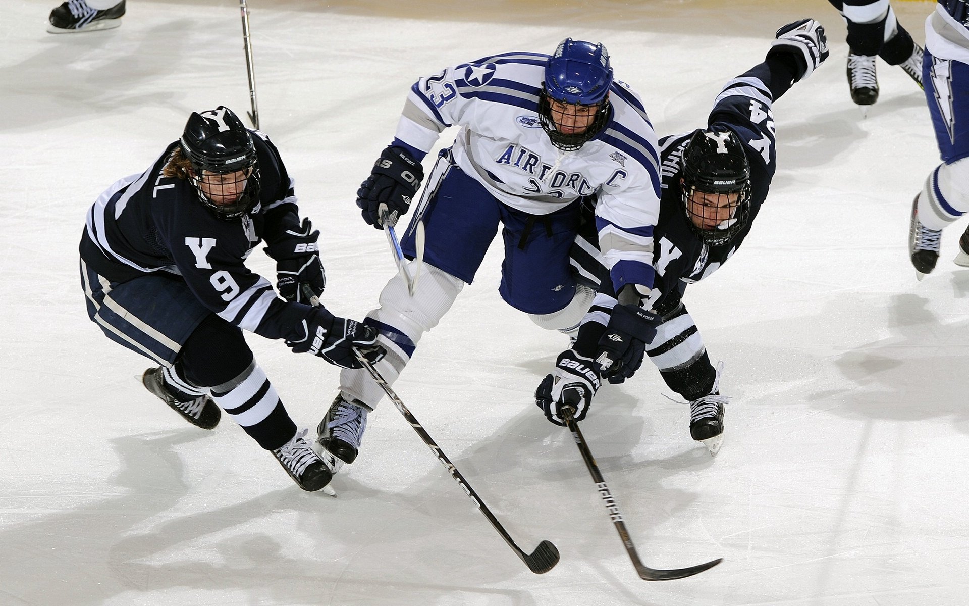 接力换人策略灵活，赛前部署细致，接力切换