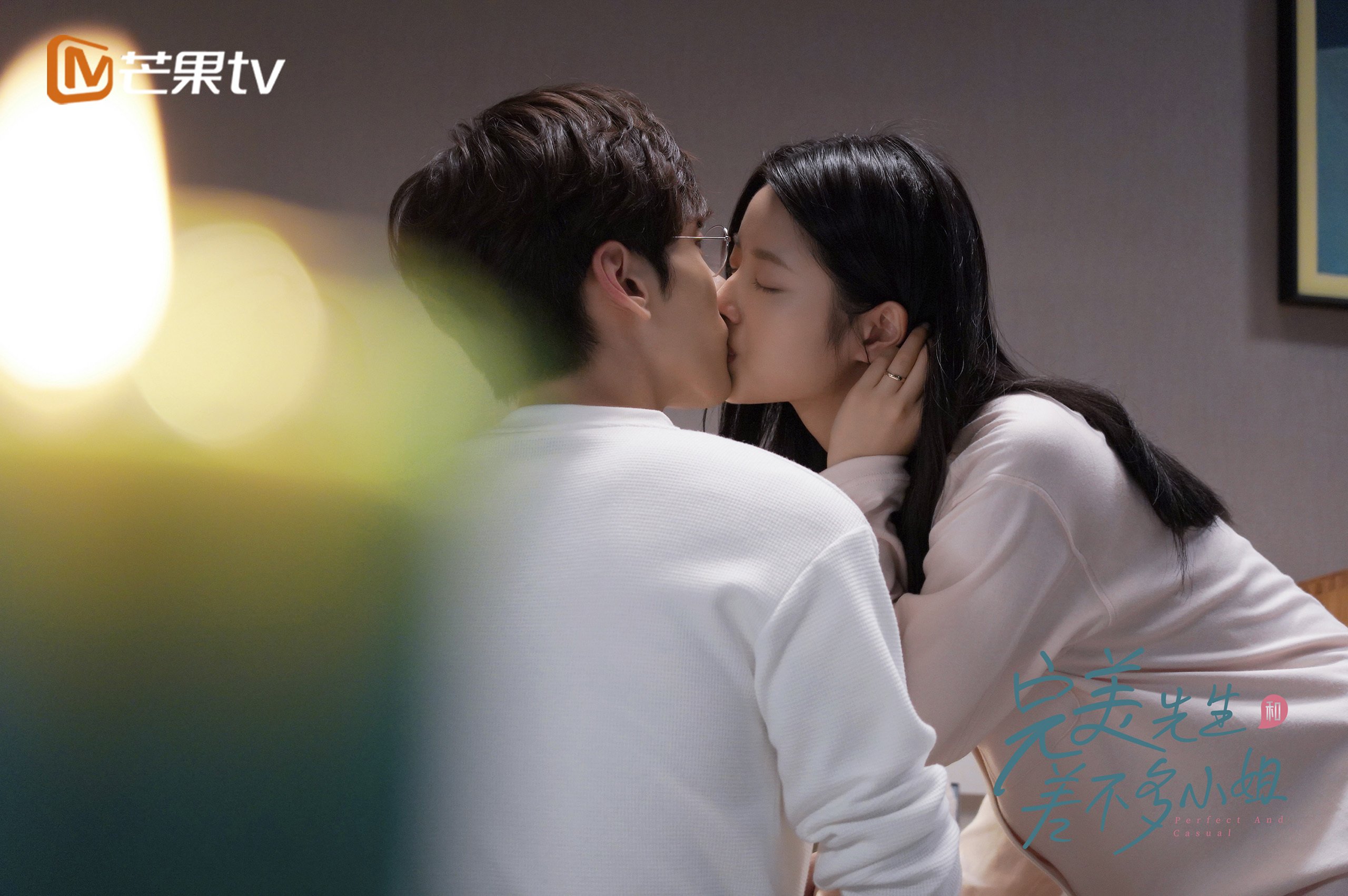 朱婷与小球员合影鼓励勇敢追梦,朱婷和队友互动